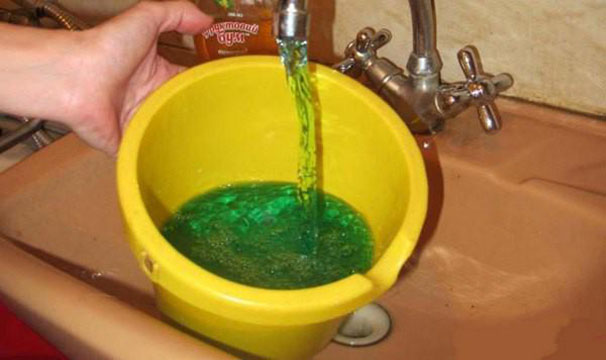 зеленая вода из крана Киев фото